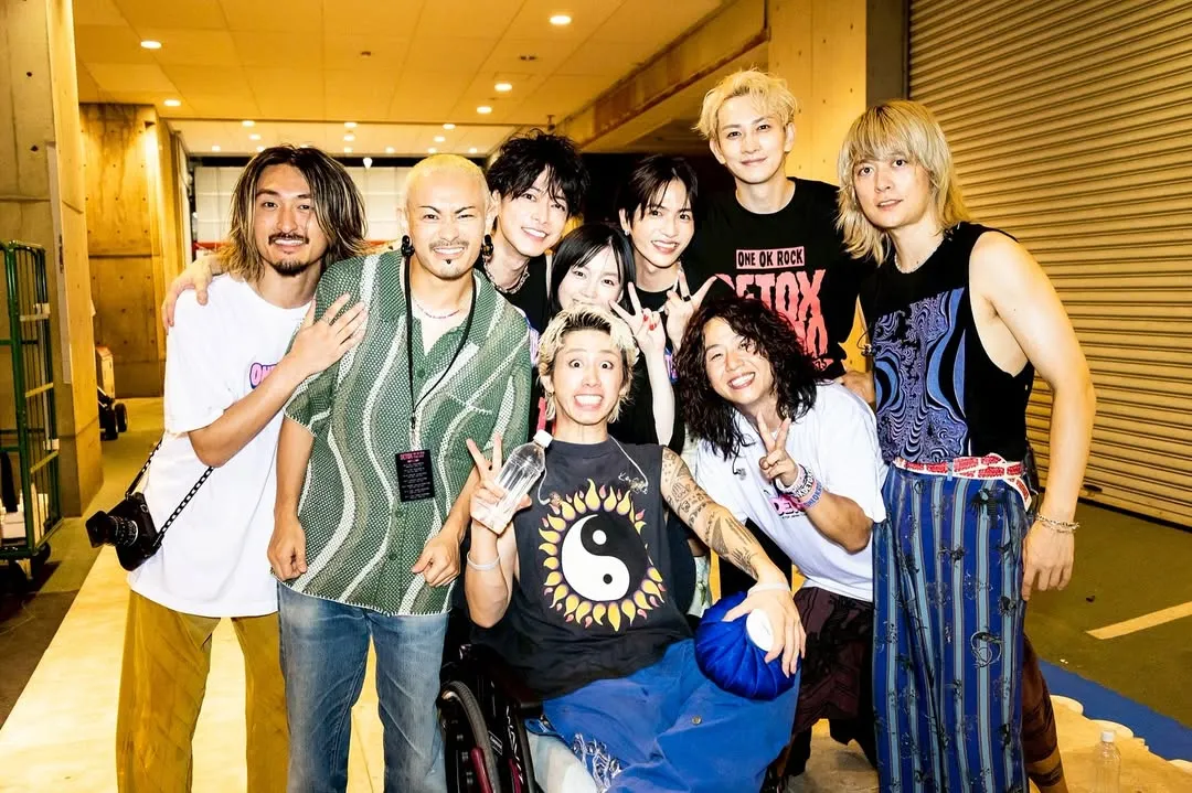ONE OK ROCK在后台与嘉宾TENBLANK、WANIMA主唱KENTA合照。翻摄Taka IG