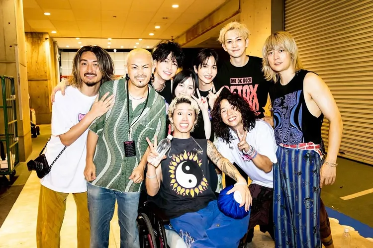ONE OK ROCK在後台與嘉賓TENBLANK、WANIMA主唱KENTA合照。翻攝Taka IG