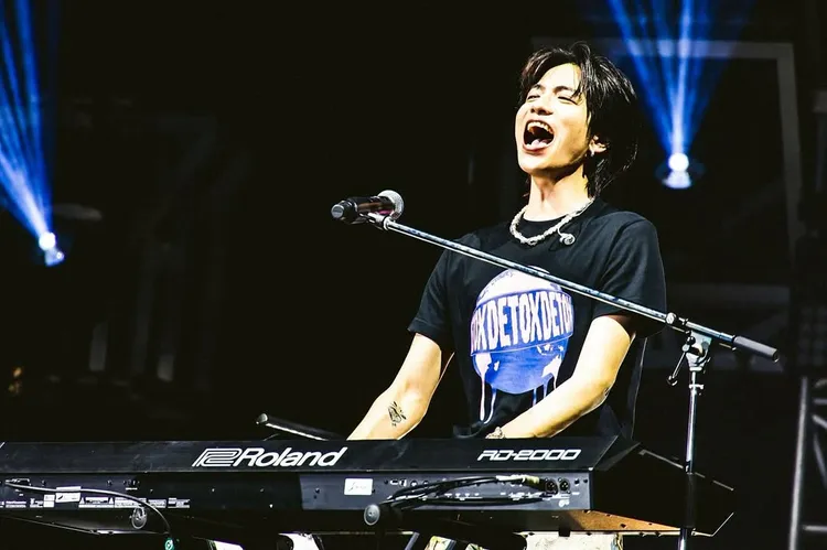 志尊淳彈奏電子琴。翻攝Taka IG