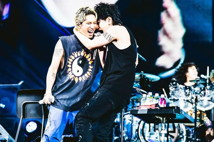 佐藤健（右）霸氣一把抓住Taka，簡直快要親上去。翻攝佐藤健IG