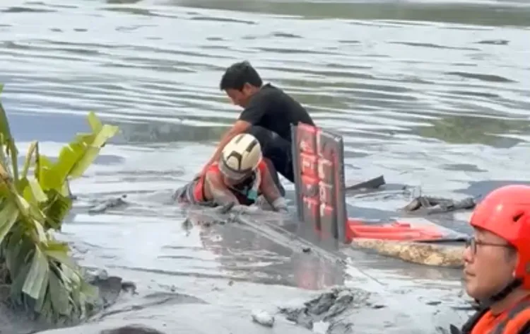 嘉義縣搜救隊支援花蓮救災，水利單位外包人員陷入泥水中動彈不得，後來平安脫困。民眾提供