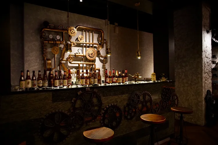 「偵探寓所 MAZOR HOTEL」大廳重現19世紀英倫偵探事務所場景。業者提供