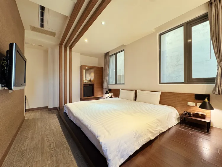 「偵探寓所 MAZOR HOTEL」館內設有8種房型 以木質調基底營造舒適的休憩空間。業者提供