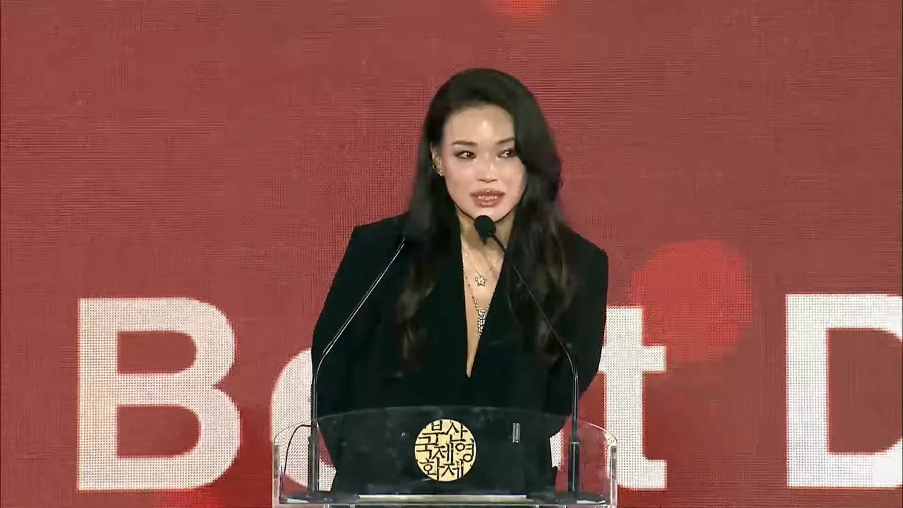 舒淇感谢侯孝贤导演一度哽咽拭泪。翻摄BIFF YouTube