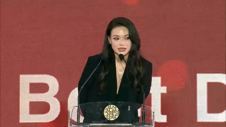 舒淇感謝侯孝賢導演一度哽咽拭淚。翻攝BIFF YouTube