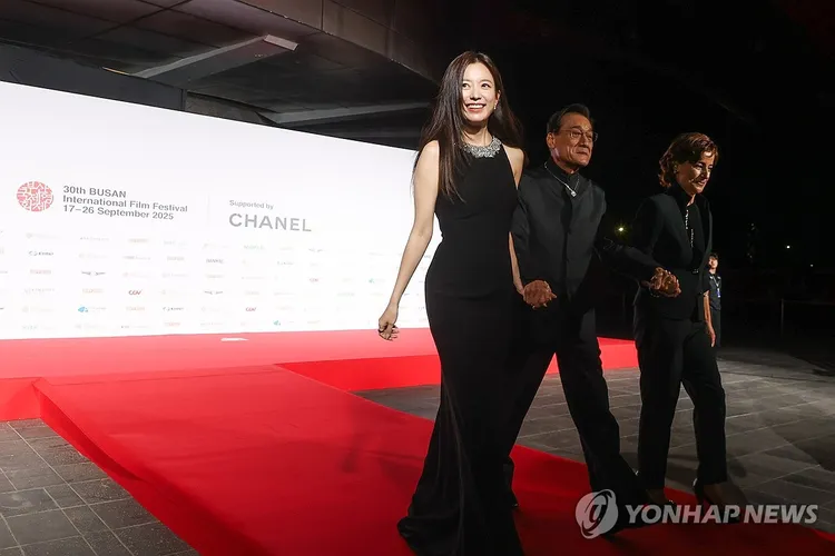 韓孝周（左）、梁家輝擔任主競賽單元評審。翻攝韓聯社