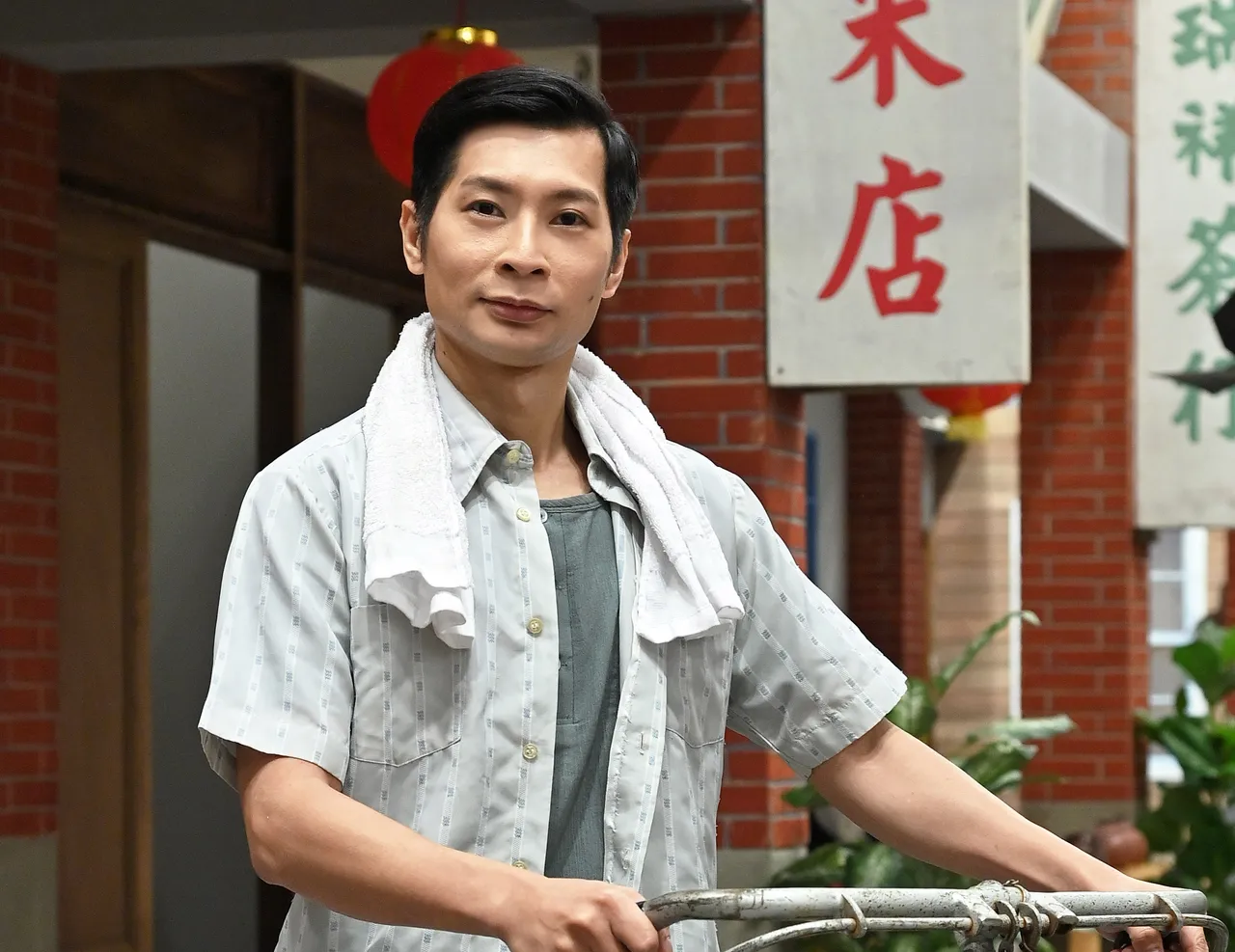 逸祥扮演米頭,角色猶如社區八卦站。台視提供