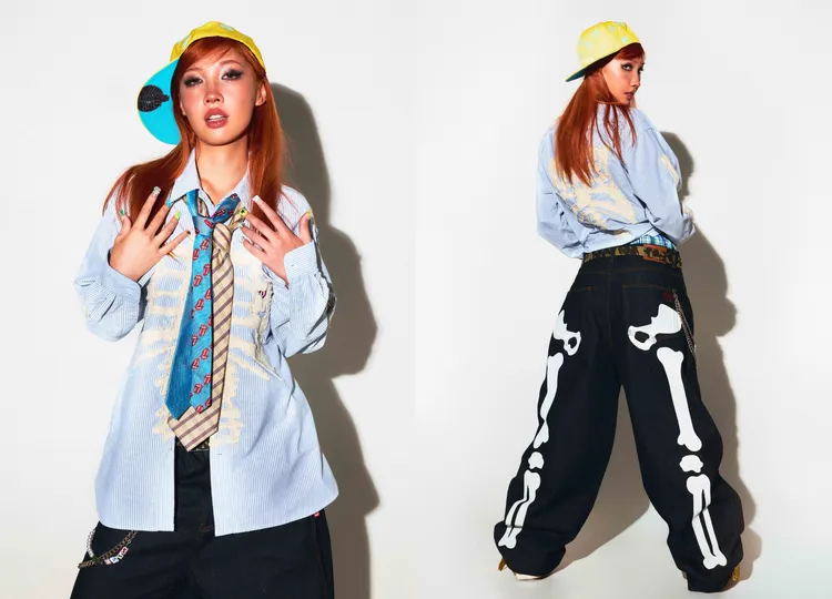 「骨頭系列」條紋襯衫與牛仔褲，Karencici也能輕鬆駕馭。品牌提供