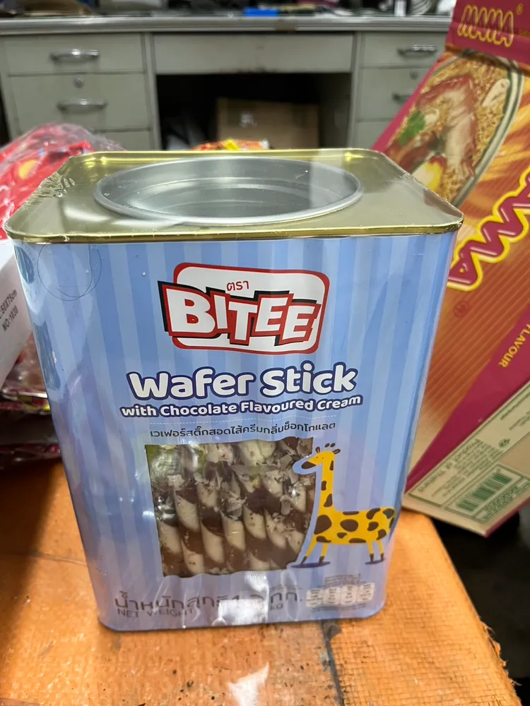 餅乾鐵罐內暗藏毒品。翻攝畫面