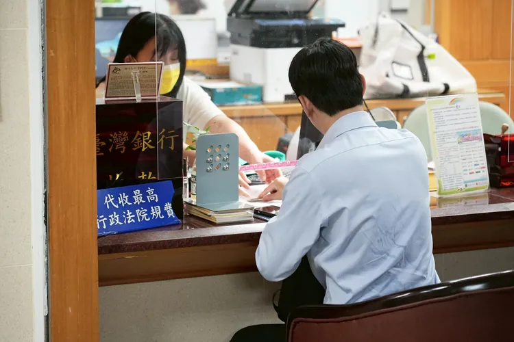 應曉薇的律師謝祐綸現身北院，替應女辦保。彭欣偉攝