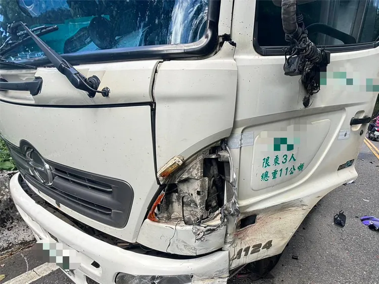 大貨車左側車頭遭重機撞上凹陷，司機受到驚嚇但人無傷。翻攝畫面