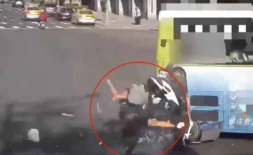 煞不住!北市男騎士猛撞左轉公車噴飛骨折送醫 連人帶車「翻滾慘摔」畫面曝