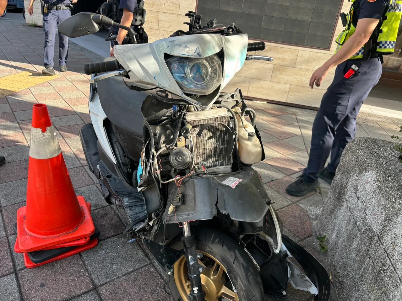 机车车头几乎全毁,可见撞击力道之强。翻摄画面
