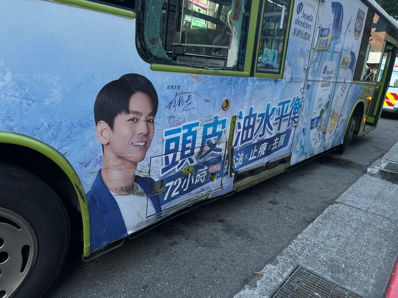 公车右侧车身遭撞,出现深深的刮痕,玻璃也碎裂,造成2名女乘客被割伤。翻摄画面