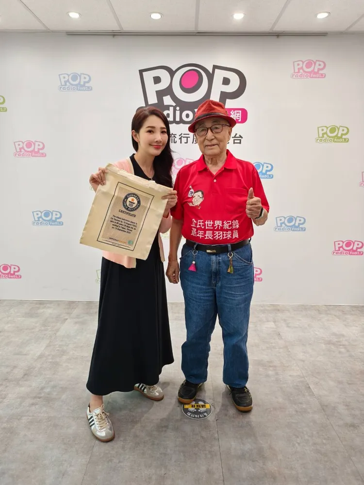 林書煒（左）和103歲人瑞林友茂合影。三立提供