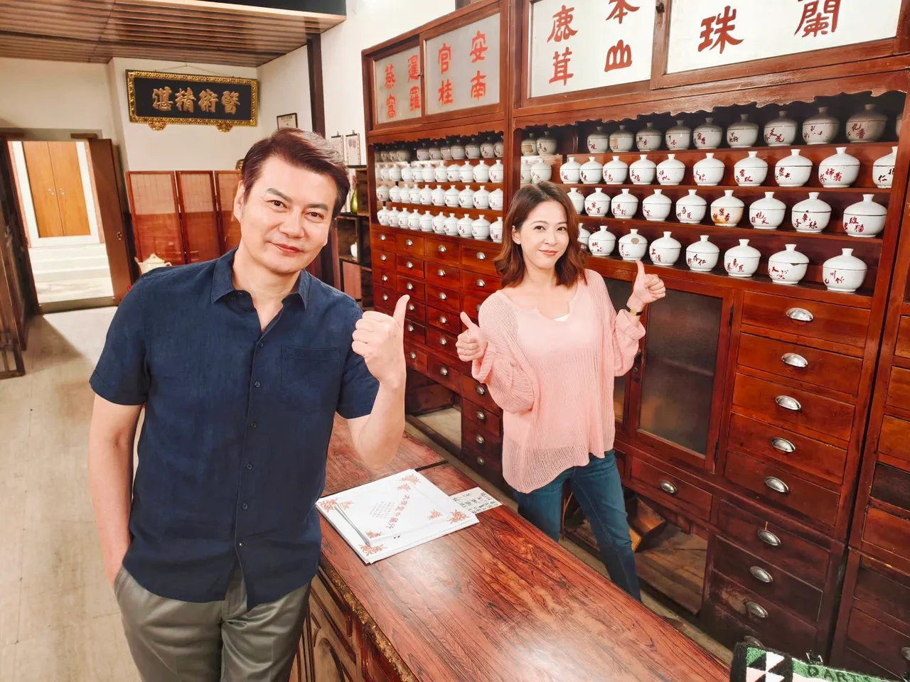 苏晏霈(右)和倪齐民饰演父女。民视提供