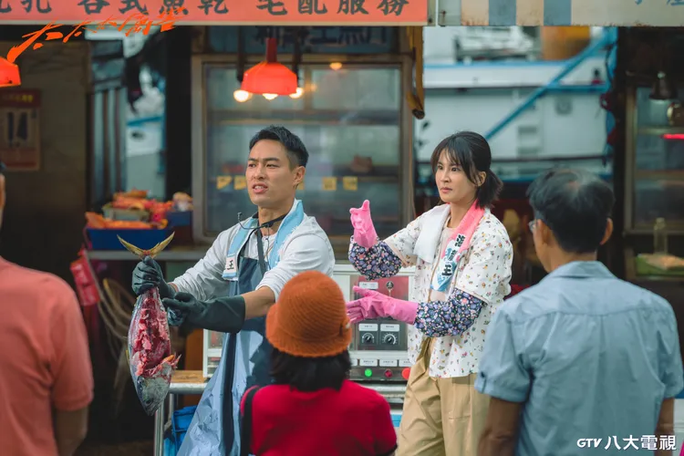 曾沛慈(右)以《太太太厲害》闖入戲劇女主角獎，左為搭檔楊祐寧。資料照八大提供