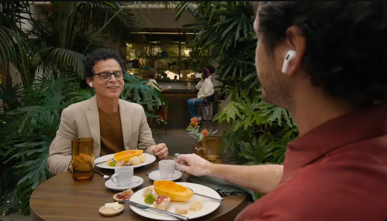 双方都戴著AirPods Pro 3便能直接进行即时语音翻译如日常对话。Apple发表会