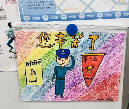 日常職責卻溫暖她的心! 小二女童繪圖謝警助過馬路