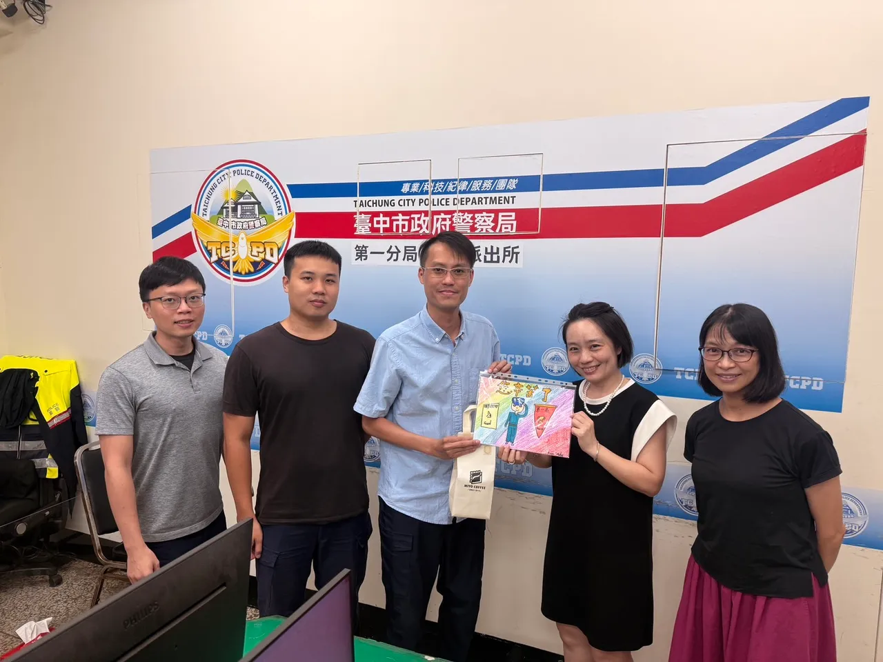 Hebe跟父亲过马路受到警察帮助,特地画图致谢。翻摄画面
