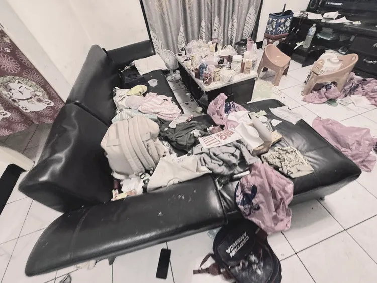 小姐弟家中客廳沙發一團糟，單親父親精神狀況不佳，無人整理讓家裡亂如垃圾場。翻攝畫面