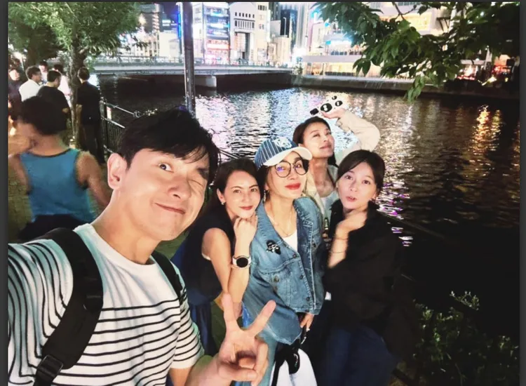 陳謙文（左起）、簡沛恩、陳美鳳、蘇晏霈、方馨一起到日本福岡遊玩。翻攝臉書