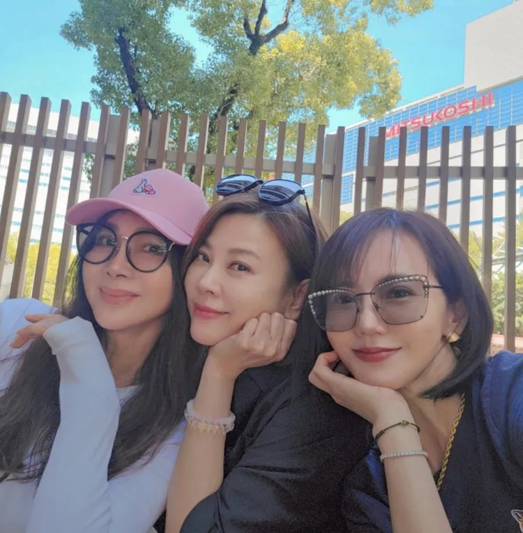 陳美鳳（左起）和方馨、簡沛恩在日本玩拍攝美照時，就戴著潮牌帽子。翻攝臉書