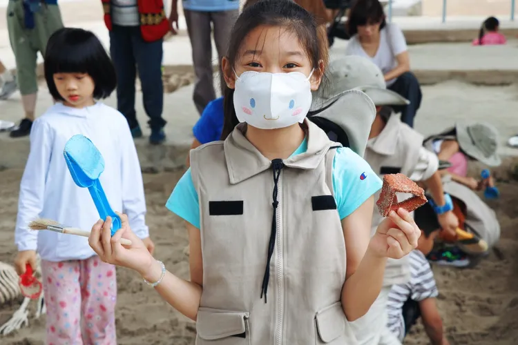 「環保考古學家」讓親子從沙坑挖掘塑膠製品。館方提供