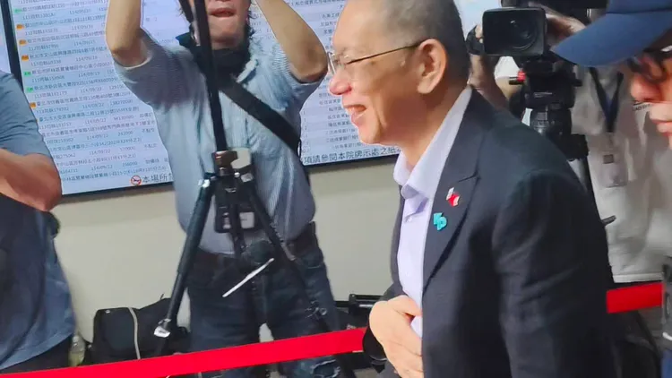 柯文哲下午庭訊後準備離開北院時，對記者追問賴清德要在野放下屠刀是否覺得誇張？他這次則邊搖頭邊捧腹大笑。張欽攝