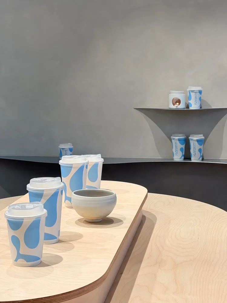 內用區由核心中島與漣漪般的座位構成。陳揚盛攝