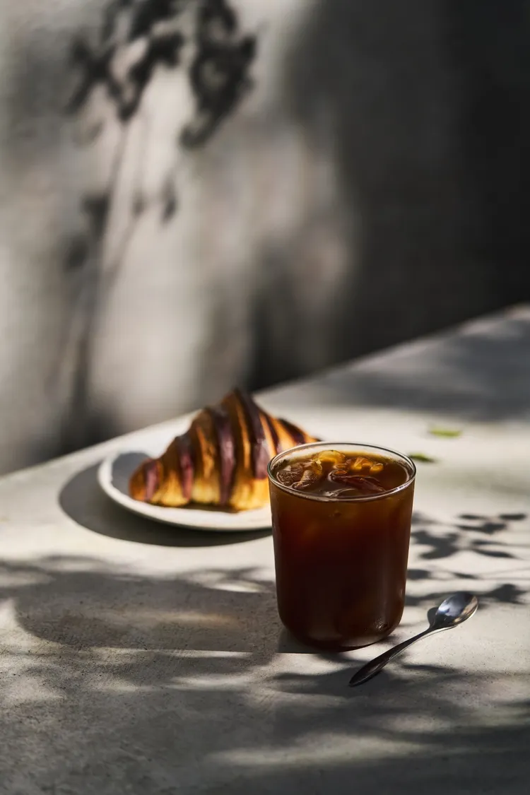 每一杯 wataru 的焙茶中，均蘊含著京都嚴謹的製茶工藝與現代研磨技術的革新，入口絲滑柔順，展現焦糖般的甜潤，以及彷彿黑巧克力的深厚底蘊。業者提供