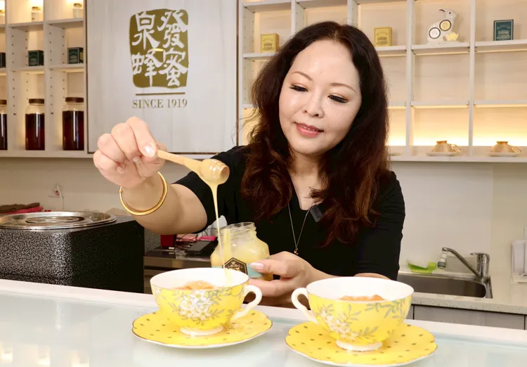 泉發有飲料吧，讓客人花十多元就可以喝到當季現採蜂蜜做成的無糖新鮮飲料。莊宗達攝