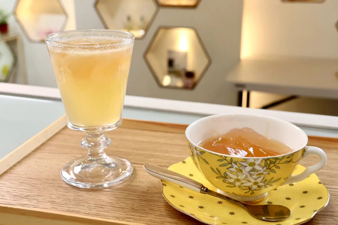 泉發飲料吧用現採蜂蜜、當季的新鮮水果及台灣茶,做成飲料讓客人品嚐到蜂蜜的季節之味。莊宗達攝