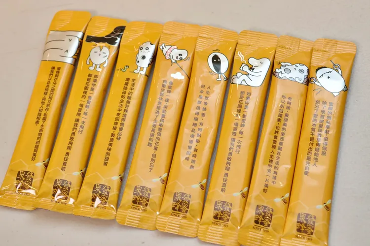 泉發近日與CAMA CAFE合作，推出秋日限定新品「百年野蜜奶霜」系列飲品，小包裝上都有泉發特別設計的勵志小語。莊宗達攝