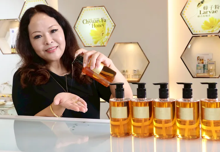 泉發蜂蜜與農業部花蓮農糧署合作，協助花蓮柚農回收柚子皮萃取油脂後與蜂蜜結合，開發出濃縮沐浴乳，只要3滴就可從頭到腳到腳。莊宗達攝