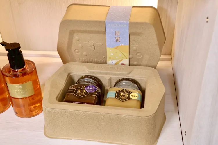 泉發蜂蜜貫徹零廢棄環保理念，將脆化後的蜂巢回收後和廢紙進行紙塑，蜂巢紙盒無油墨印刷，字用壓印而成，蜂巢紙盒可做為禮盒也可做為收納多用途。莊宗達攝