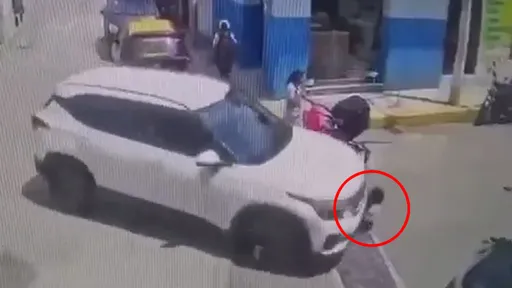 警世影片|稚兒被休旅車撞倒輾過 媽媽還站在旁邊忙著滑手機