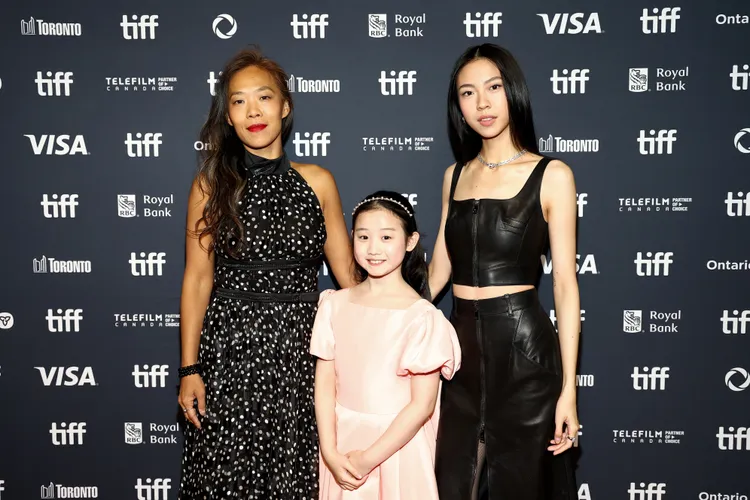 導演鄒時擎（左起）率演員葉子綺及馬士媛出席多倫多國際影展放映。NETFLIX提供