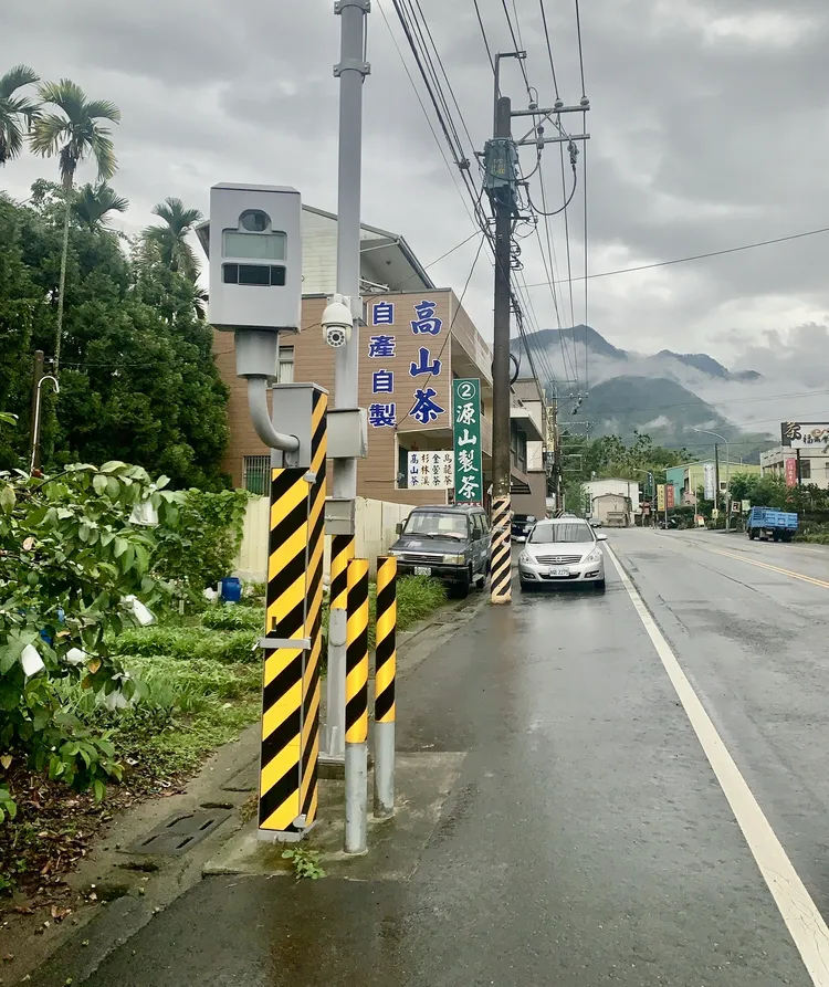 投151線速限50公里，測速照相桿位置為直線下坡路段，外地遊客容易中招。警方提供