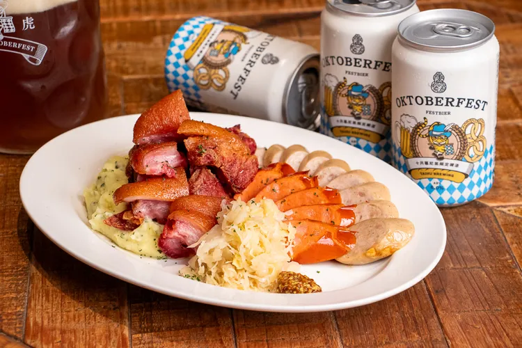 臺虎啜飲室大安、臺虎臺中兩家門市則獨家推出德式豬腳與肉腸拼盤。品牌提供