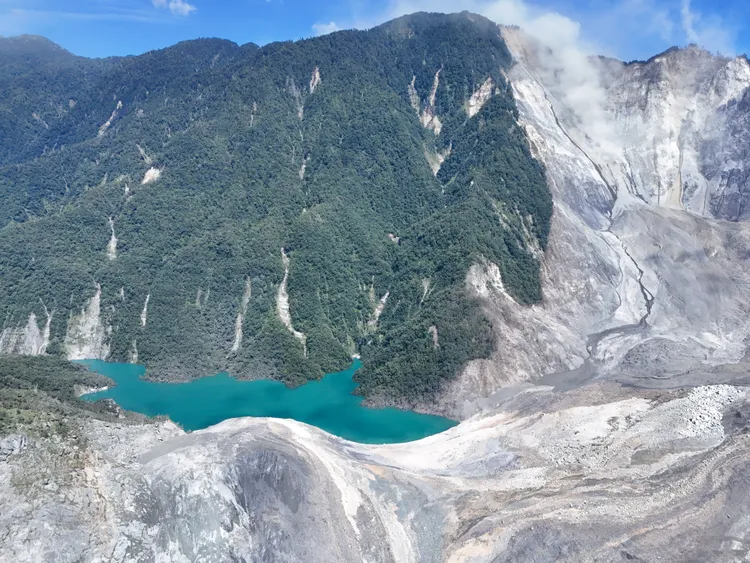 馬太鞍溪上游因大規模崩塌形成堰塞湖。林保署花蓮分署提供