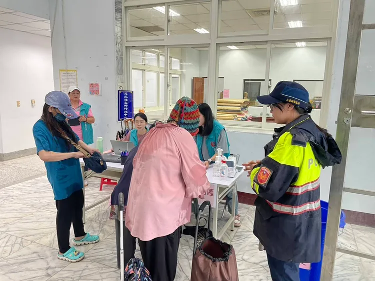 警方協助長橋里居民撤離安置。警方提供