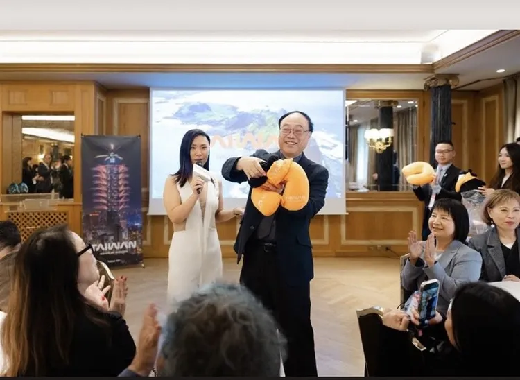 蕭乃嫣（左）5月時擔任台灣觀光署長周永暉（右）在羅馬主持活動時的翻譯。（蕭乃嫣提供）中央社記