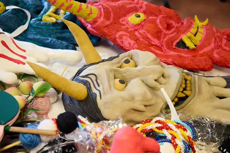 鬼怪面具直接成為服裝的一部分。品牌提供