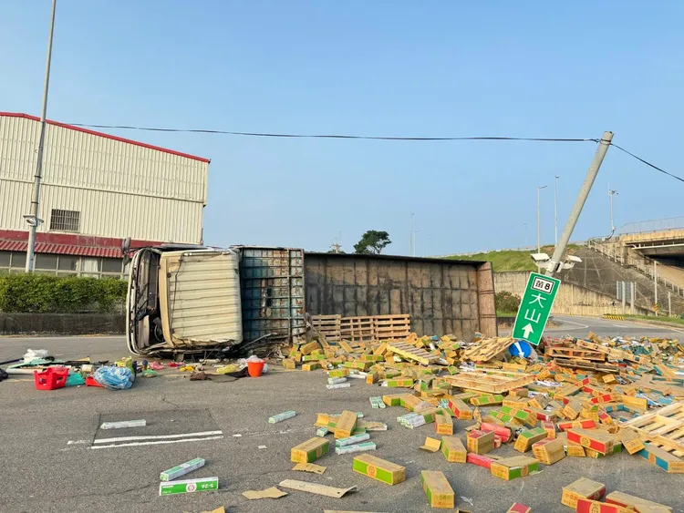 事故地點在國道3號苗栗大山交流道匝道口。民眾提供