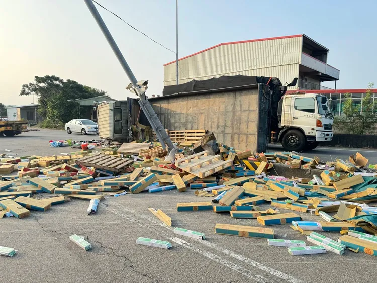 大貨車撞上分隔島側翻，貨車掉落馬路上。民眾提供