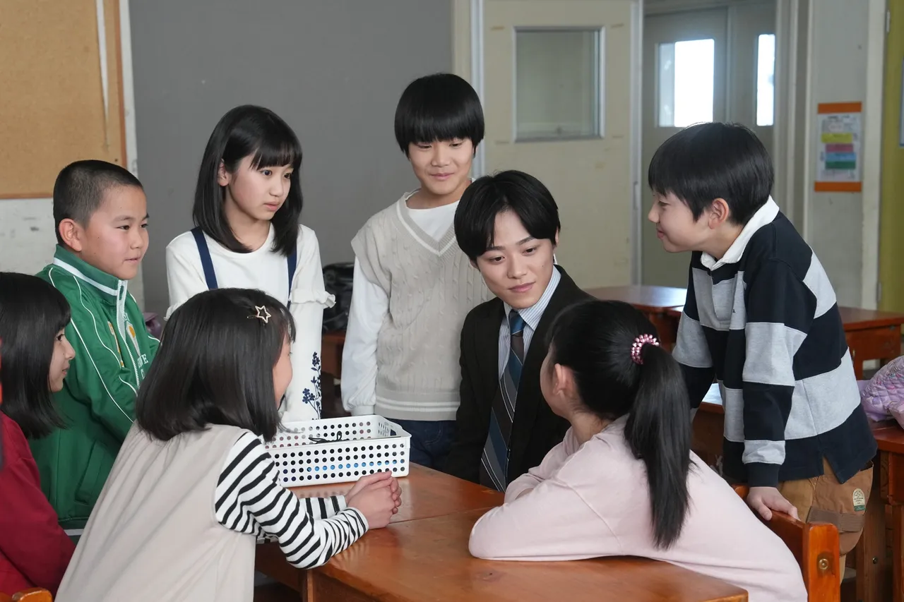 大桥和也饰演小学老师,觉得小朋友太可爱。车库娱乐提供