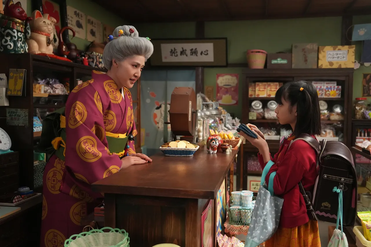 天海祐希(左)饰演柑仔店老板,每天要花3小时话特殊妆。车库娱乐提供