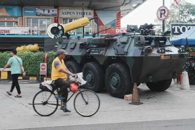 裝甲車在雅加達一座購物中心外面維安。美聯社