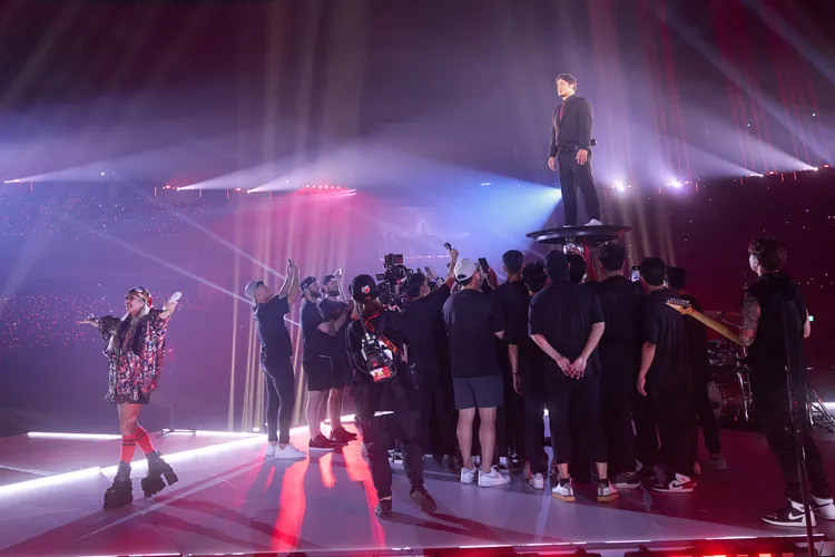 張惠妹唱到一半，林智勝自高台升起。聲動娛樂提供